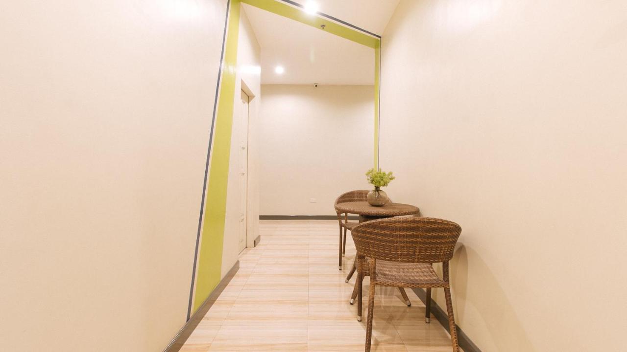 Urbanview At Lacson Street Bacolod City By Reddoorz Exterior photo