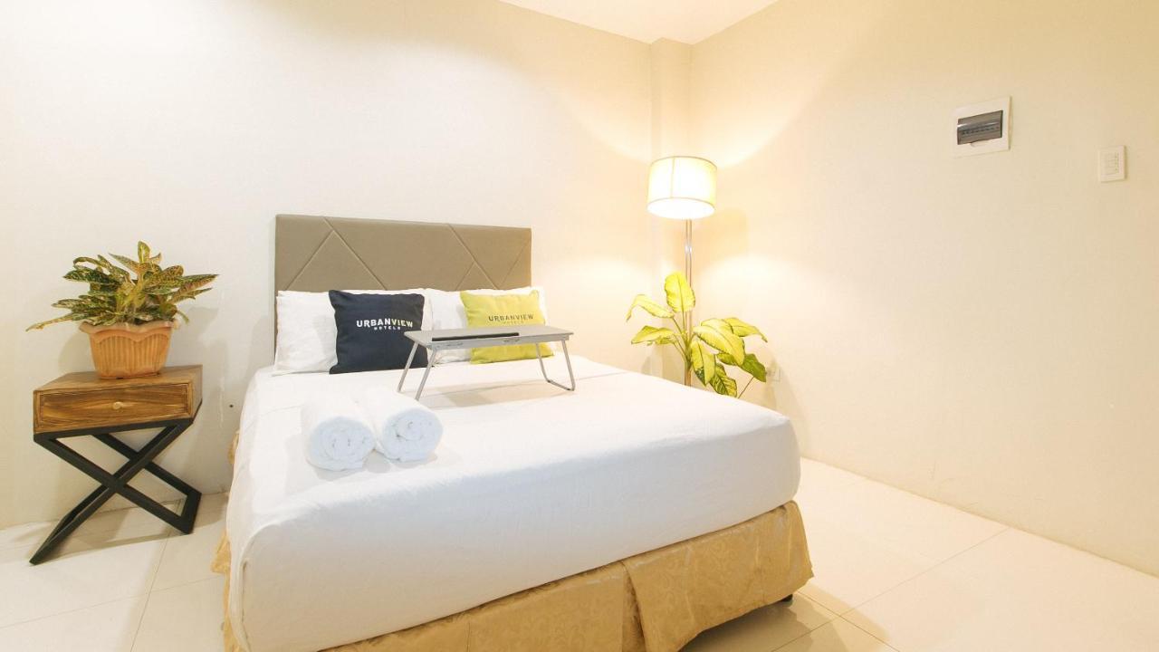 Urbanview At Lacson Street Bacolod City By Reddoorz Exterior photo